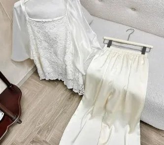 Chi tiết áo ren và quần lụa